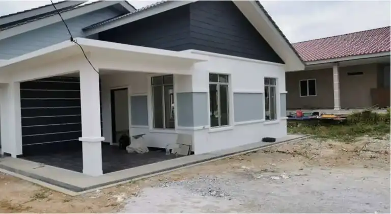 Banglo setingkat siap dibina oleh RumahHQ — dinding putih dengan jalur kelabu, papan kelabu gelap di gable, porch kereta bertiang putih dan lantai jubin gelap, tingkap aluminium berjeriji putih