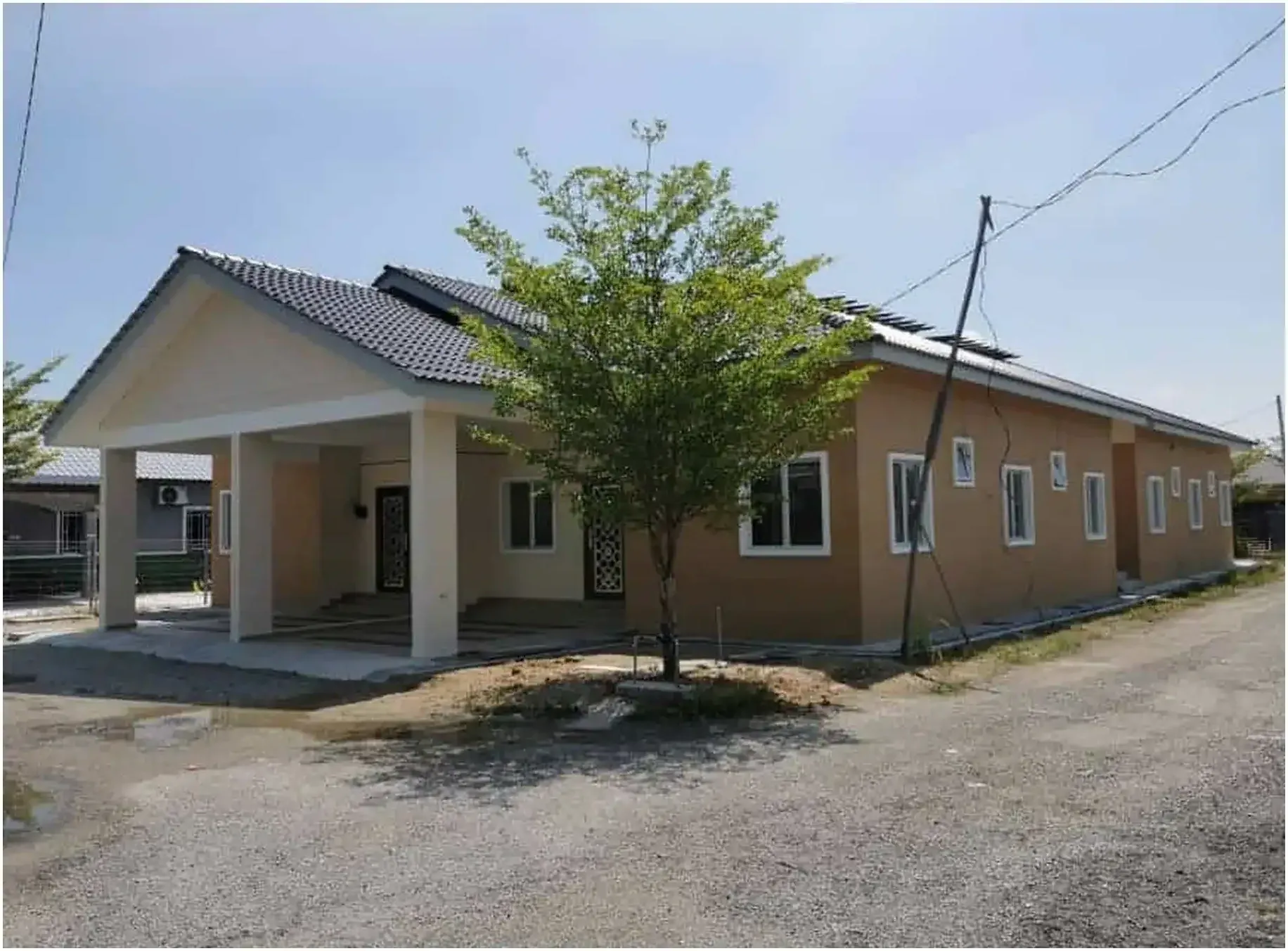 Rumah siap dibina oleh RumahHQ, dengan pokok di halaman hadapan
